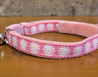 CAT/Daisies Breakaway Cat Collar With Bell