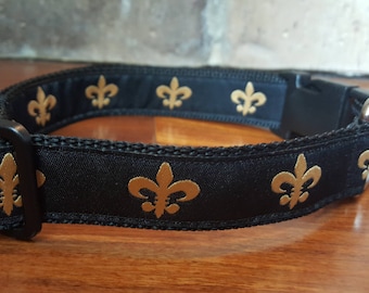 Könnte beinhalten: Schwarzes Hundehalsband mit goldenem Fleur-de-lis-Muster.