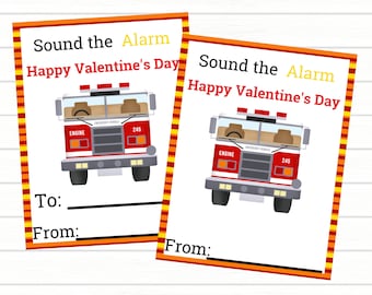 Könnte beinhalten: Zwei Valentinstagskarten mit einer roten Feuerwehrwagen-Grafik. Die Karten tragen die Aufschrift "Sound the Alarm, Happy Valentine's Day" mit Platz zum Schreiben von "An:" und "Von:" unten. Die Karten haben einen rot-gelb-orangenen Rand.