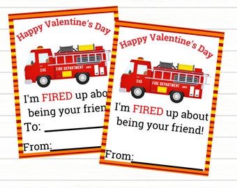 Könnte beinhalten: Zwei Valentinstagskarten mit einem roten Feuerwehrauto-Motiv. Die Karten tragen den Text "Happy Valentine's Day" und "I'm FIRED up about being your friend!" mit Platz für "An:" und "Von:"