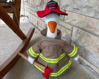 Uniforme de bombero Porch Goose para primeros respondedores, apto para gansos de 19" a 23".