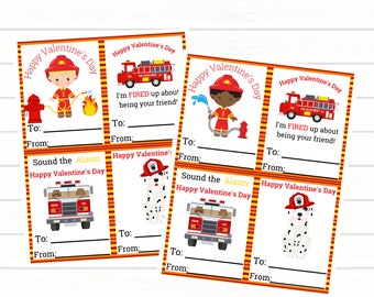 Könnte beinhalten: Ausdruckbare Valentinstagskarten mit Feuerwehr-Motiven. Die Karten zeigen Illustrationen von Feuerwehrleuten, Feuerwehrautos und einem Dalmatiner. Die Karten haben einen rot-gelb-weiß gestreiften Rand und enthalten den Text "Happy Valentine's Day".