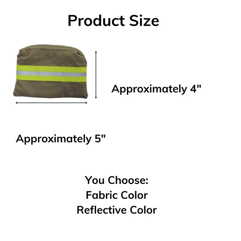 Pu&ograve; includere: Una pochette color marrone chiaro con una striscia riflettente orizzontale, etichettata Product Size con dimensioni di circa 4 per 5 pollici. Il testo You Choose: Fabric Color, Reflective Color indica opzioni personalizzabili.