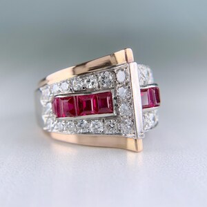 Anel bicolor retrô de 1935 com rubi e diamante de lapidação transicional em ouro 18k/platina.