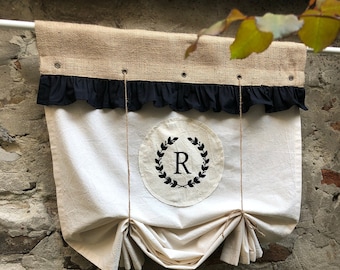 Cenefa de granja con monograma y volante negro, cortinas enrollables de arpillera natural, estilo rústico francés, estilo cafetería de yute.