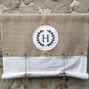 Rideau à enrouler monogrammé toile de jute naturelle taille personnalisée cantonnière de ferme chalet de campagne abat-jour rustique sac de café en jute rideau aveugle d&#39;attache