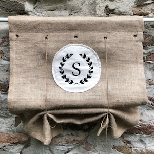 Rideau à attaches en toile de jute naturelle avec oeillets, stores de style campagnard monogramme, rideaux en jute à enrouler, panneau rustique primitif de style campagnard