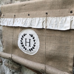 Cantonnière momogrammé rideaux à volants en toile de jute naturelle, cuisine campagnarde, rideau à attacher, cottage rustique chic, monogramme en jute, store enroulable