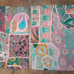 Może przedstawiać: Dwie różowe i zielone poszewki na poduszki w stylu patchwork z misternymi haftami i cekinami. Poszewki są wykonane z różnych tkanin i mają różne wzory, w tym kwiatowe, paisley i geometryczne.
