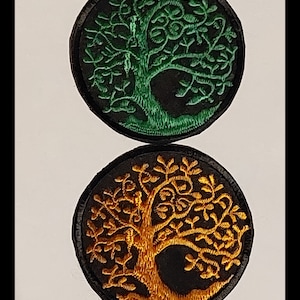 Könnte beinhalten: Zwei gestickte Bügelbilder mit einem Lebensbaum-Motiv. Das obere Patch ist grün auf schwarzem Hintergrund. Das untere Patch ist goldfarben auf schwarzem Hintergrund.  www.gutsyingers.etsy.com