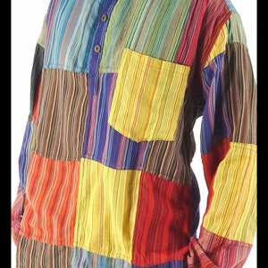 Puede incluir: Una camisa de manga larga de patchwork con cuello mandarín y un solo botón de cierre. La camisa está hecha de tela a rayas en varios colores, incluyendo rojo, amarillo, azul, verde y marrón. La camisa tiene un solo bolsillo en el pecho izquierdo.