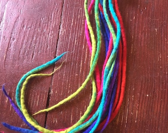 Handgemachte Fair Trade Filz Dreadlocks Haargummi - Bunte Regenbogen Dreads für dein Haar Festival Hippie Festival