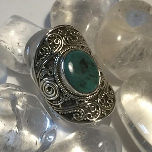 Grande anello a forma di scudo in argento sterling 925 con design a spirale, incastonato con splendido turchese naturale boho, misure P 1/2, Q 1/2, R, R 1/2