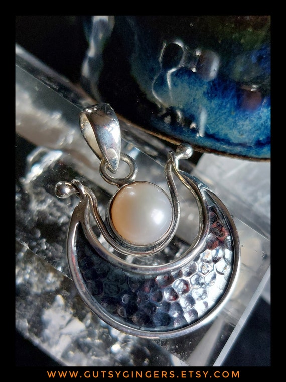 Pendentif Déesse Lune En Argent 925 Avec Véritable Pierre De Lune – Symbole Féminin & Protection Mystique