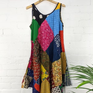 Splendido abito da sole patchwork in cotone riciclato dalla vestibilità comoda, taglio generoso, grembiule, borsa a tulipano, orlo UK 10 - 18, dea hippy boho arty, più lato