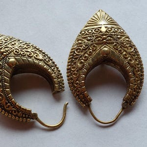 Cerchio per orecchini con motivo tribale in ottone color oro della dea (COPPIA) per meditazione, danza e punk gotico.