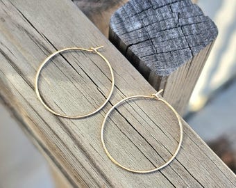 Aros extrafinos rellenos de oro de 2,5 cm, ligeros de 2,5 cm, pequeños y para uso diario.