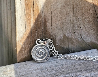 Delicado collar en espiral de plata de ley con remolino celta.