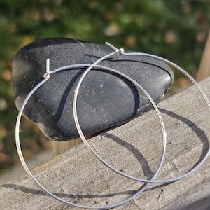 Boucles d'oreilles créoles fines en argent • Créoles en argent massif 925 • Boucles d'oreilles créoles légères de 3,8 à 7,6 cm • Bijou minimaliste, cadeau pour elle