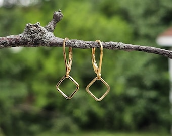 Pendientes pequeños de oro con cierre de palanca, pendientes colgantes delicados, joyería minimalista, regalo para ella.
