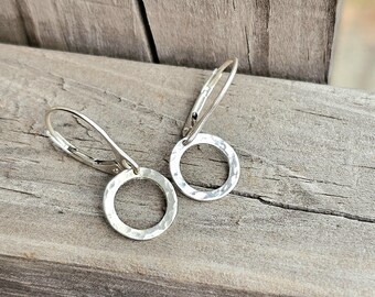 Pendientes pequeños de plata de ley con forma de círculo, delicados pendientes con cierre de palanca y pequeños aros colgantes.