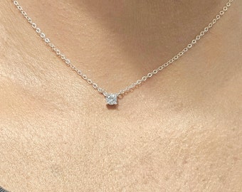 Delicado collar solitario de plata esterlina: diamante CZ de 6 mm