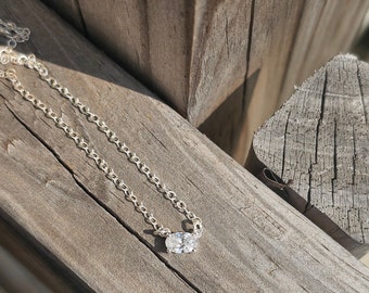 Delicado collar de plata de ley: colgante de circonita cúbica ovalada