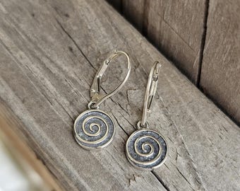 Pendientes colgantes en espiral de plata de ley con cierre de palanca.