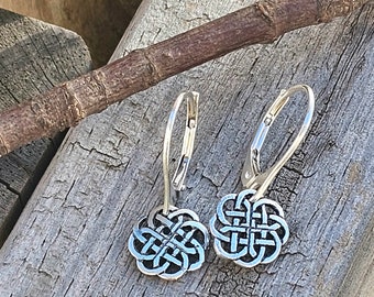 Pendientes de nudo celta con cierre de palanca, delicados pendientes de plata de ley, joyería irlandesa, regalo de joyería sencillo para ella.