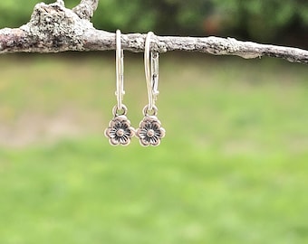 Pendientes delicados de plata de ley con cierre de palanca, pendientes diminutos con forma de flor, joyería minimalista.