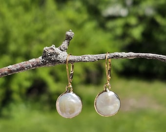 Pendientes colgantes de perlas de moneda con cierre de palanca chapado en oro, pendientes colgantes de nácar, elegante regalo de joyería nupcial para el día a día.