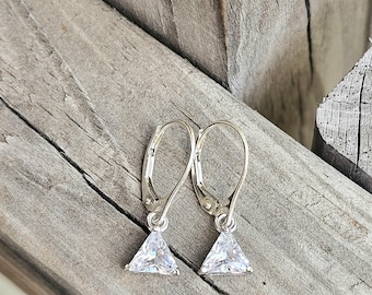 Pendientes de circonita cúbica de plata de ley con cierre de palanca, pendientes colgantes triangulares de circonita cúbica, delicados pendientes con cierre de palanca, regalo para ella