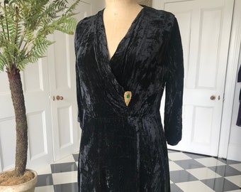 1930 1940s black velvet dress with a dress clip