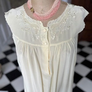 Vintage Creme Seidensmock Stil langes Unterkleid mit Handstickerei
