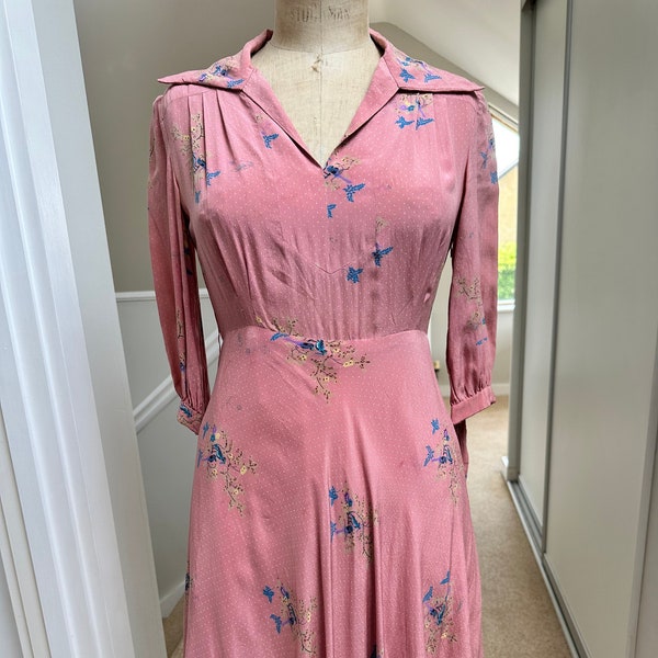 Robe de jour rose en soie des années 1930