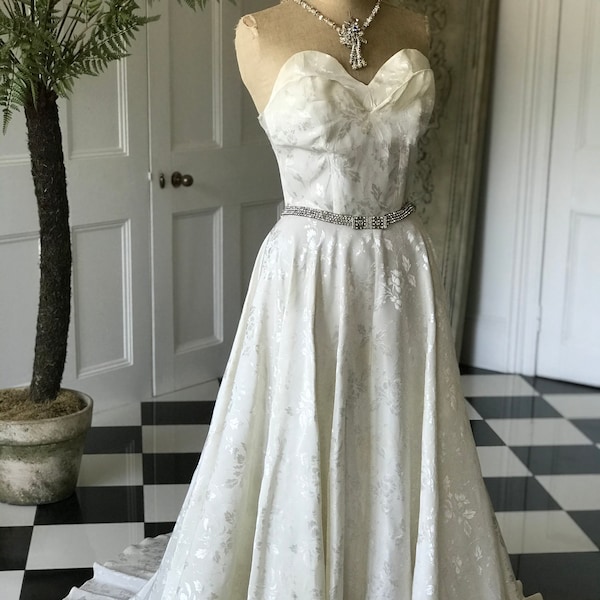 Label Glyns vintage 1950er trägerlos creme Vintage Brautkleid mit langen Schwänzen mit einem passenden Bolero