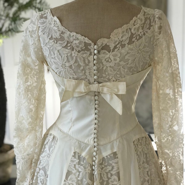 Excellent condition stunning 1947 wedding dress in lace and taffeta UK10