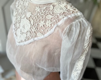 1930s 1940s White organdie blouse with lace details