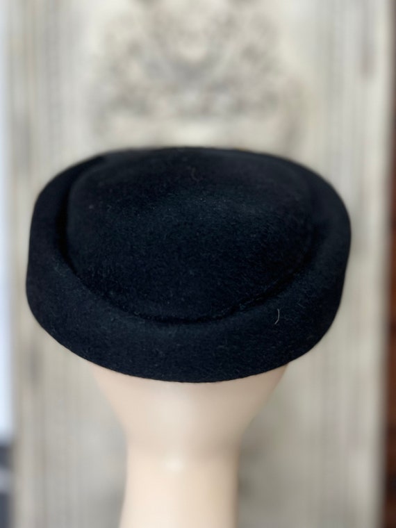 1950s Pillbox black wool felt hat with pearl embe… - image 6