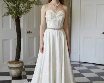 Raro vestido de novia color crema sin tirantes y bolero de los años 50 - Glyns Vintage