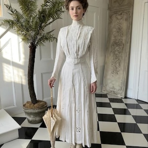 Vestido eduardiano de lino con falda y corpiño bordados a mano con cinta de seda.