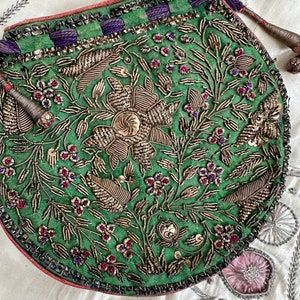 Monedero Zardozi antiguo: Monedero de satén verde esmeralda del siglo XIX