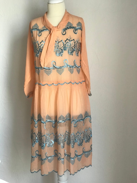 1920s summer dress in Peach muslin and silk floss… - image 3