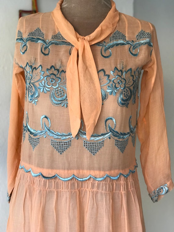 1920s summer dress in Peach muslin and silk floss… - image 10