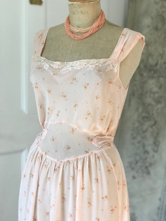 Vintage 1930s silk chiffon and lace pink peach sli