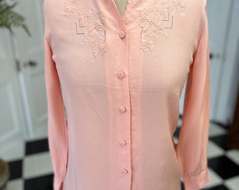 Camicetta in seta rosa pesca anni '40 con dettagli ricamati a mano, taglia UK8