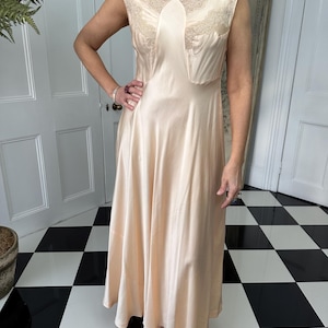 1930er Jahre Unterkleid aus Seide und Spitze in Pfirsich