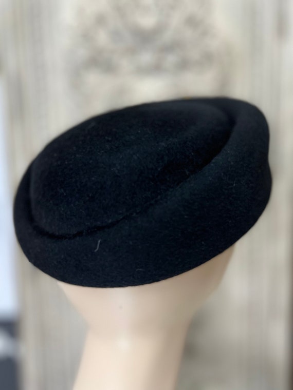 1950s Pillbox black wool felt hat with pearl embe… - image 5