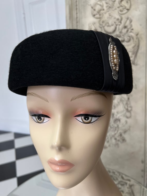 1950s Pillbox black wool felt hat with pearl embe… - image 2