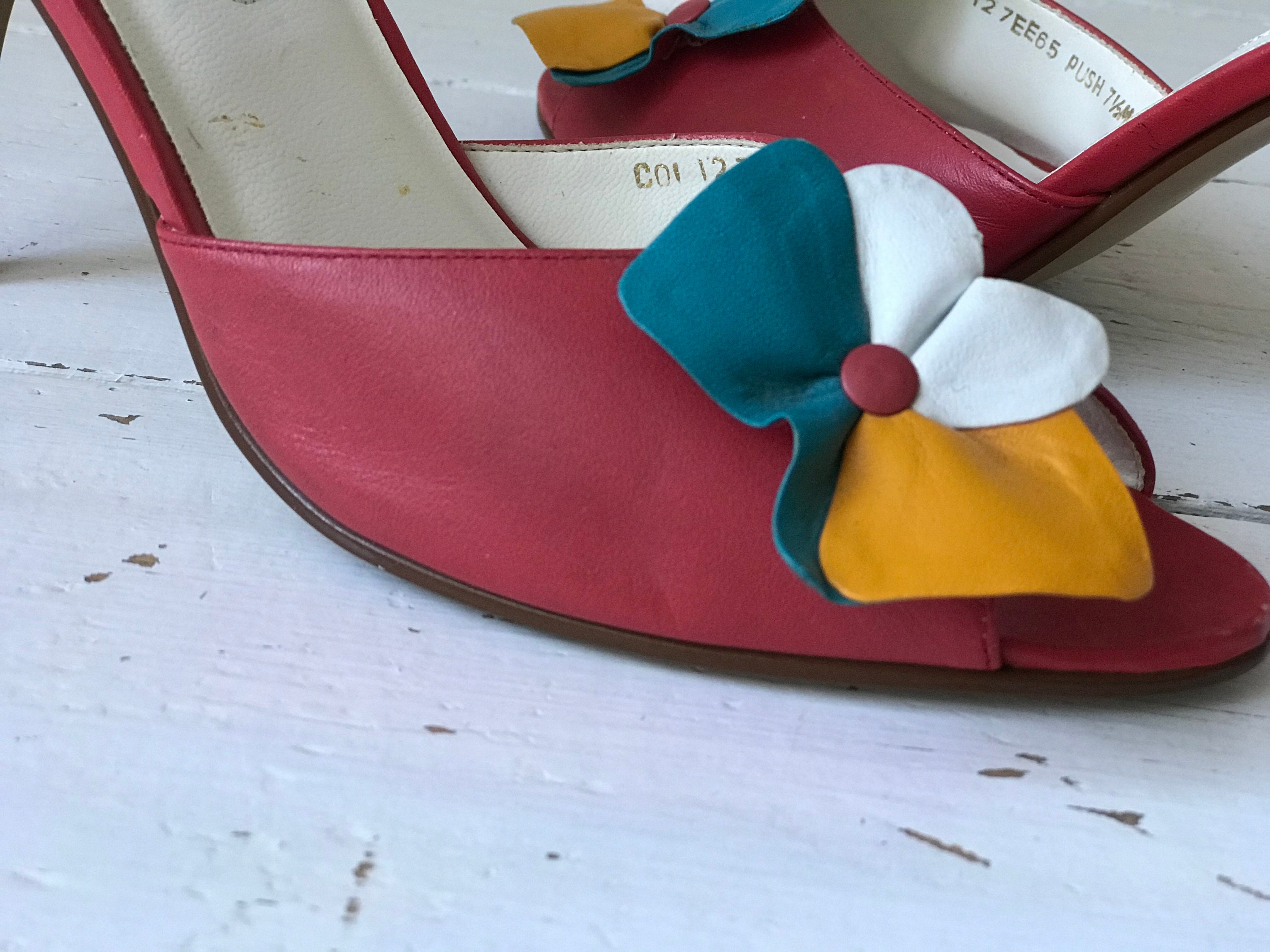 Vintage 70s Red Leather Heeled Slippers With 3D Flower - UK  display picture 3